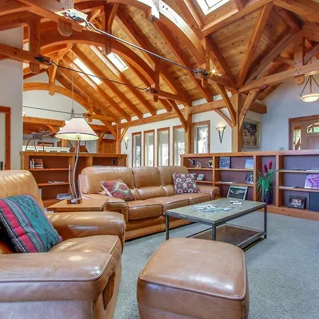 Bottle Bay Lakefront Lodge